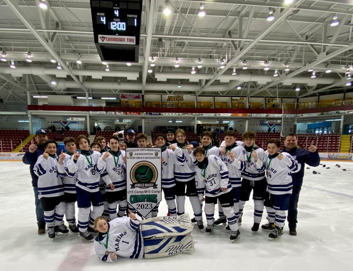 Marins de la Pointe Gaspésienne team photo with banner