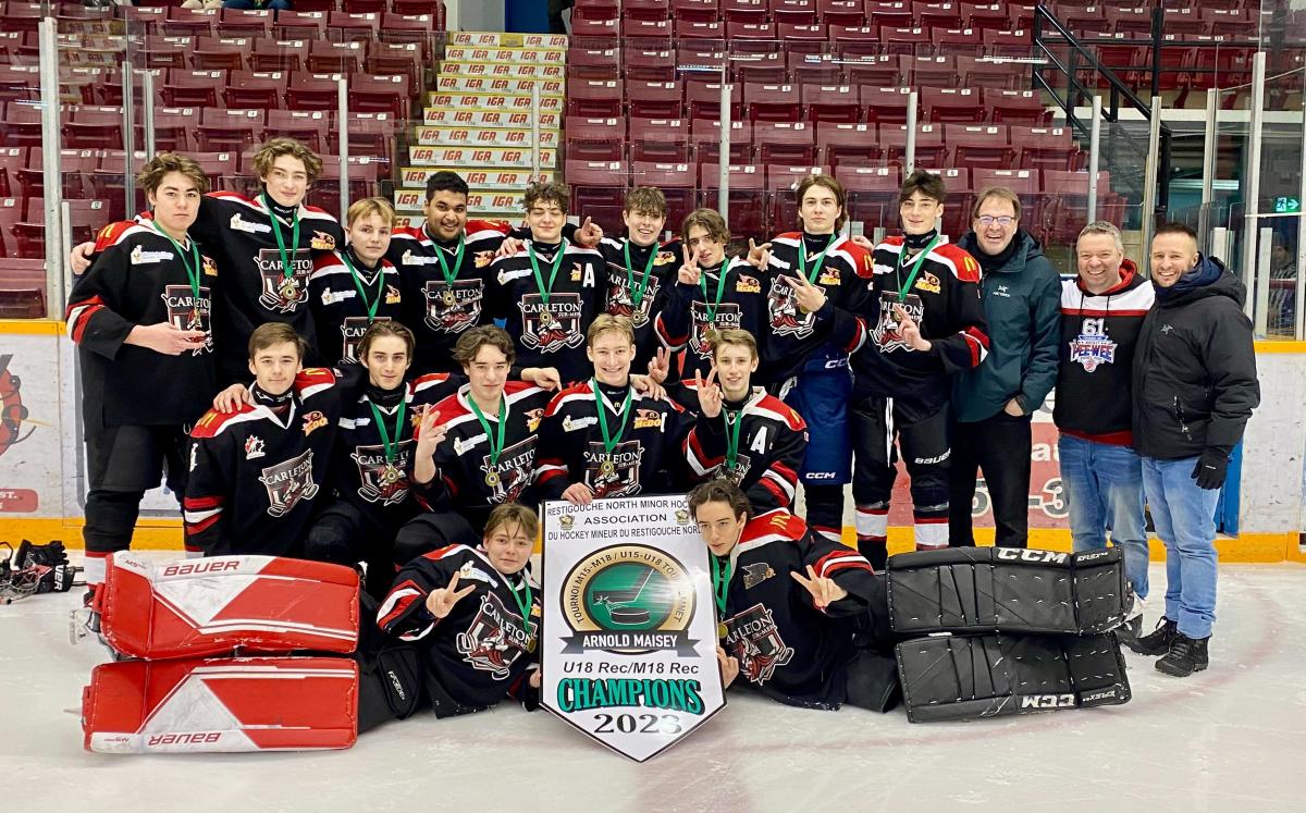 Conquérants Carleton-sur-Mer team photo with banner